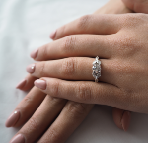 MINET Luxusný strieborný prsteň FLOWERS s bielym zirkónom veľkosť 54 JMAS5018SR54
