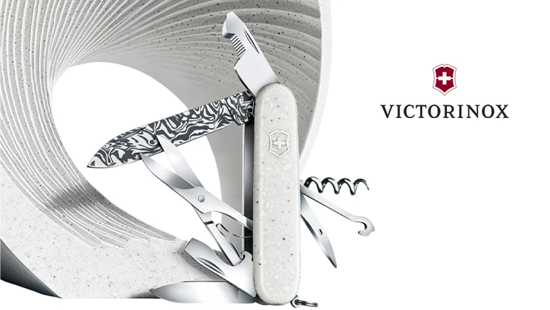 Vreckový nôž Victorinox 1.3901.J25 Special Companion Damast 2025 je exkluzívnou limitovanou edíciou, ktorá predstavuje vrchol švajčiarskeho dizajnu, technickej dokonalosti a zberateľskej hodnoty background