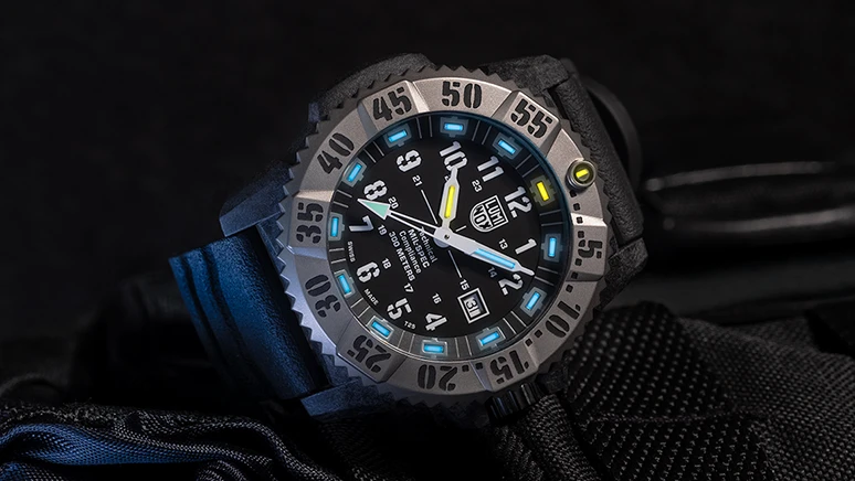 Destruktivní test hodinek Luminox 3351.SET Mil-Spec: hodinky, které přežijí cokoli. background