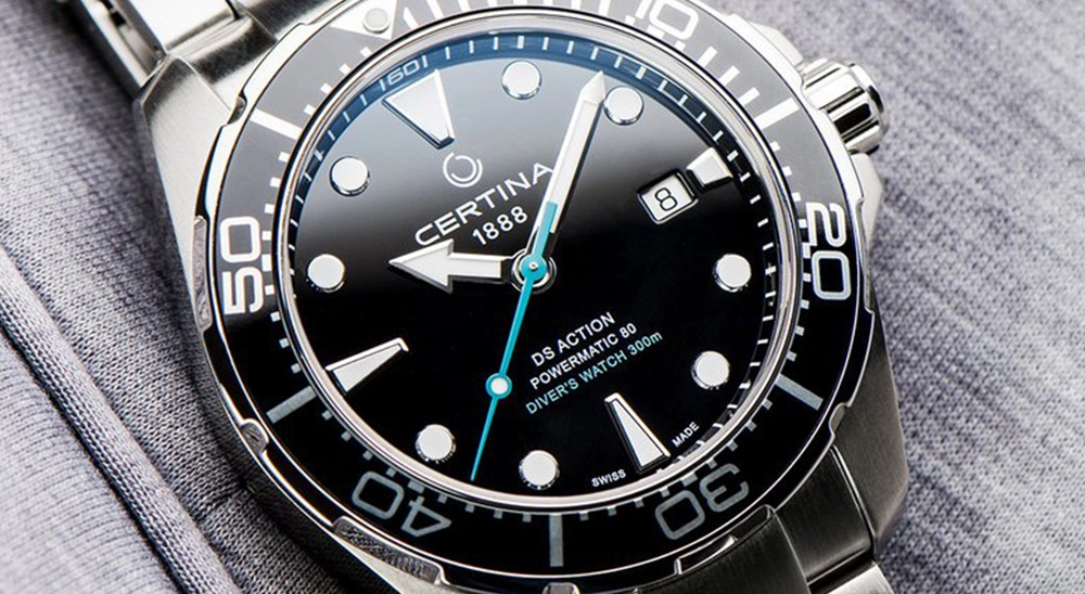 Hodinky Certina DS Action Diver sú majstrovskou kombináciou elegancie a funkčnosti, ktorá očarí nielen nadšencov potápania. background