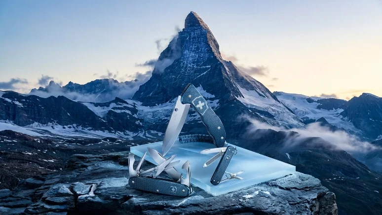 Přichází nová kolekce kapesních nožů Victorinox ALOX 2026 v ikonickém ledově modrém provedení. background