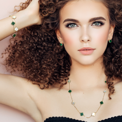 MINET Pozlacený stříbrný náramek ČTYŘLÍSTKY s bílou perletí a malachitem JMAS7043GB16