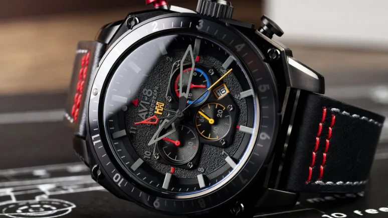 Legendární stíhačka Hawker Hunter lámala rychlostní rekordy. Hodinky AVI-8 Hawker Hunter Atlas Dual Time teď lámou bariéry designu. background