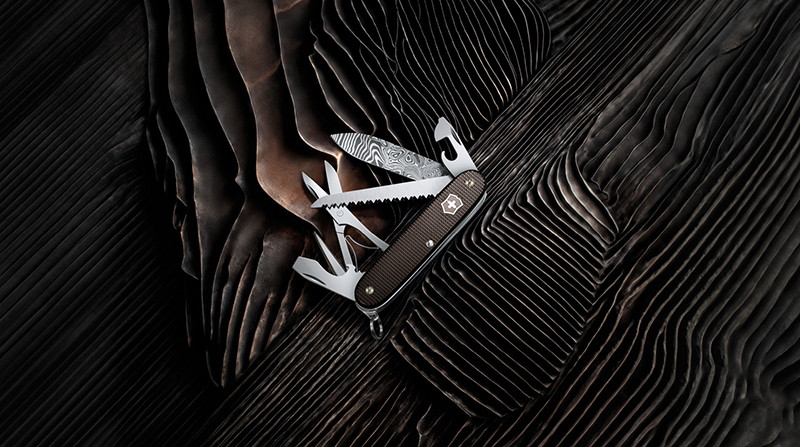 Limitovaná edice Victorinox Farmer X Alox Damast background